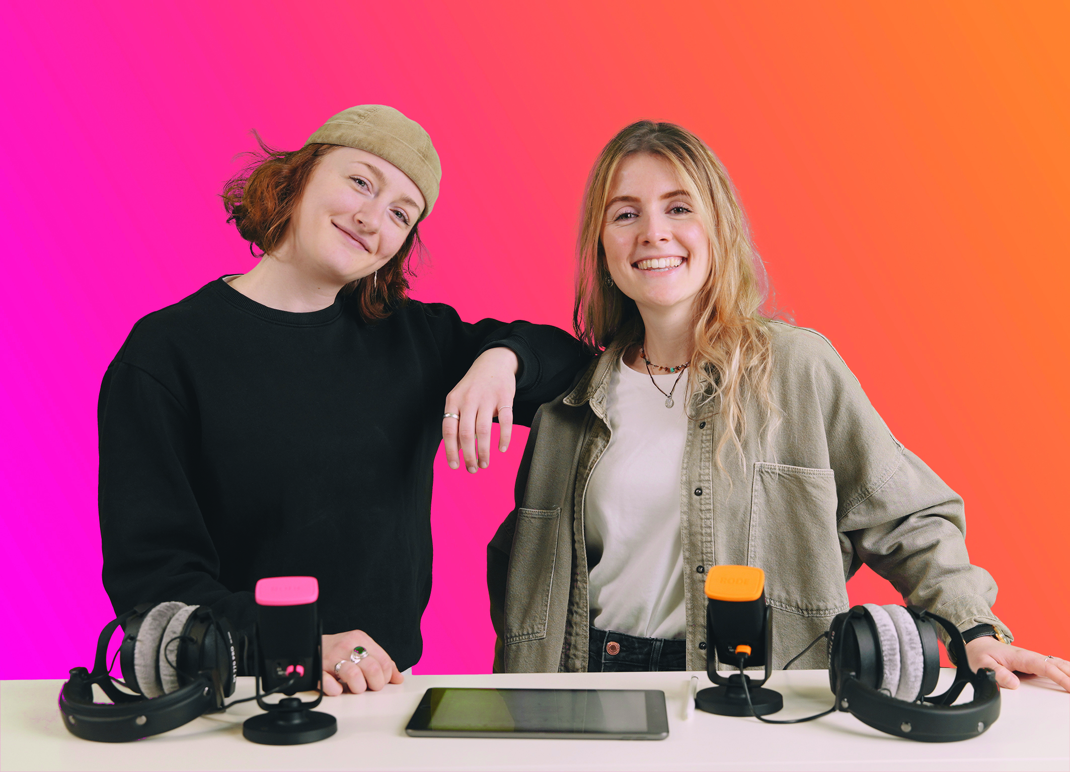 FSJ digital, zwei Junge Frauen und ein Tisch mit verschiedener Technik